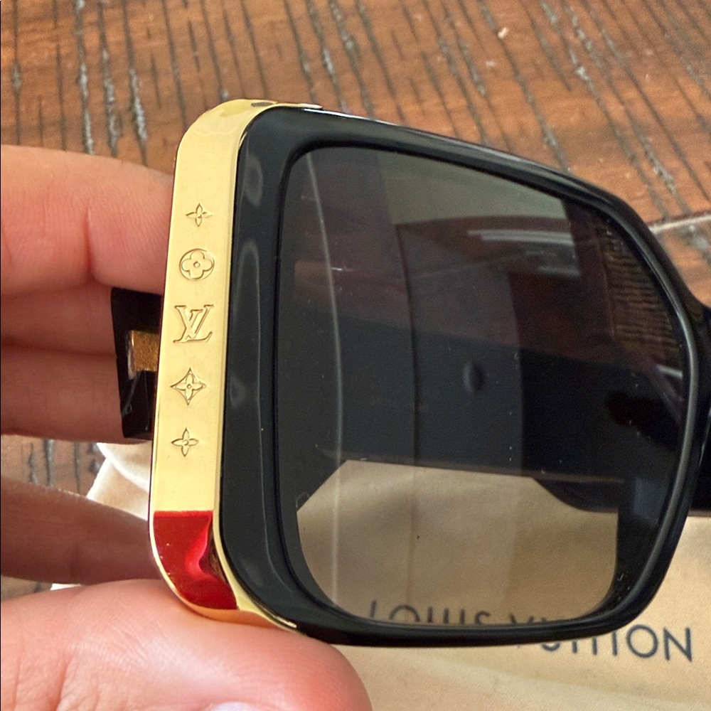 Additional video : Louis Vuitton Elegant Black and Gold moon Sunglasses. - Picture 3 of 8